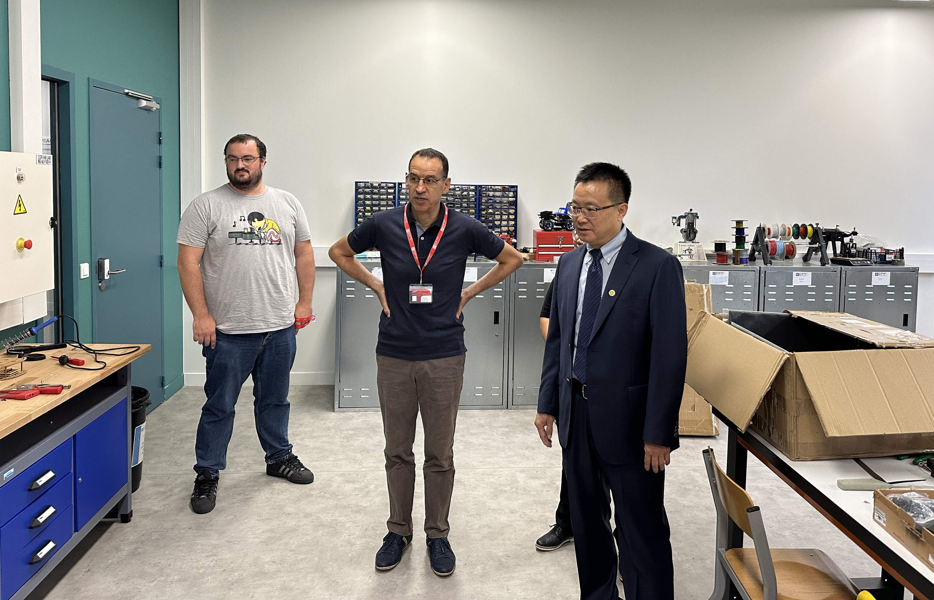Les équipes des labos et le Directeur Général de université de Chengdu