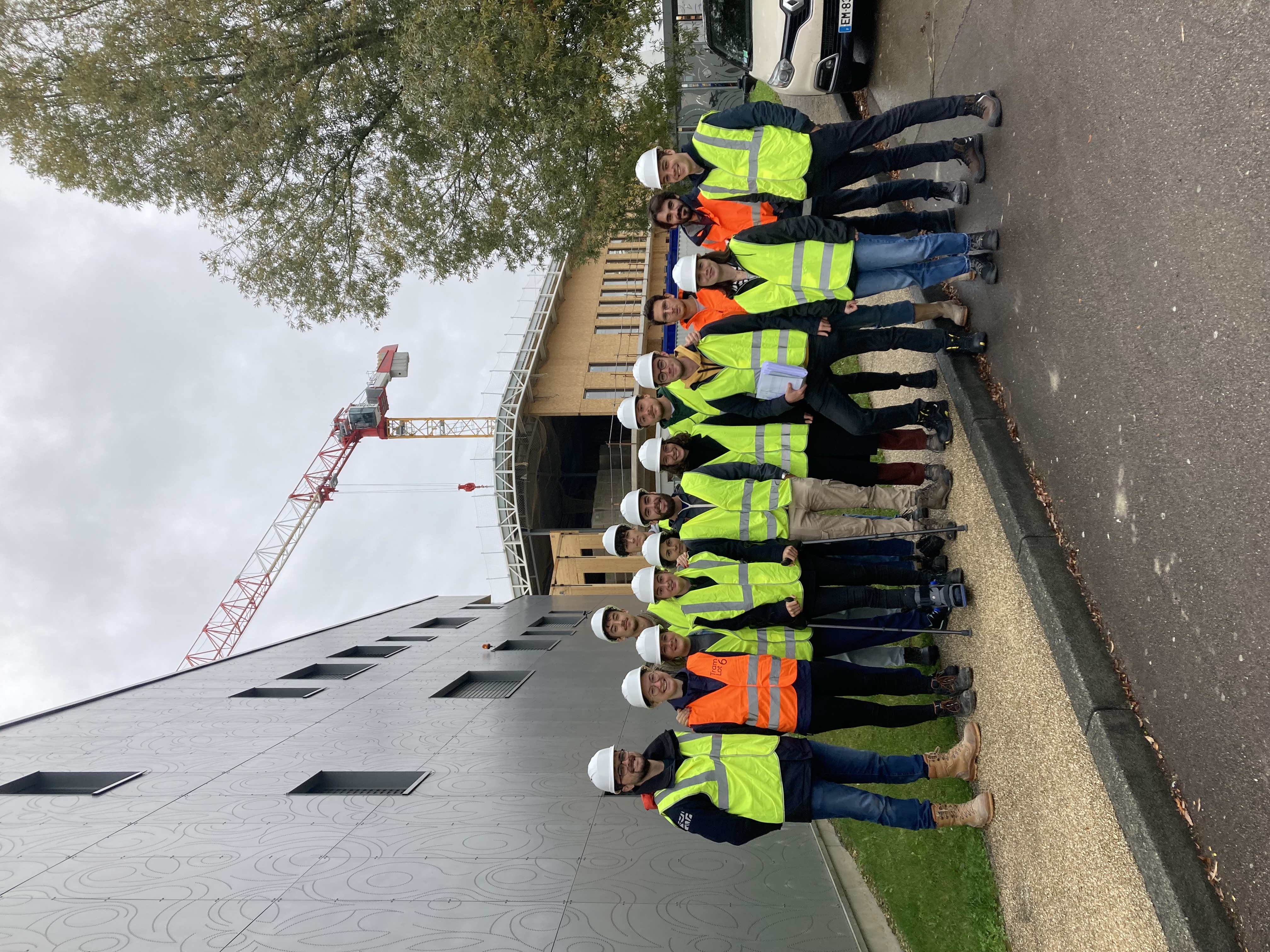 Photo de groupe des étudiants de la majeure Ingénierie & Architecture durable de l'EPF lors de leur visite du chantier de l'extension de leur campus