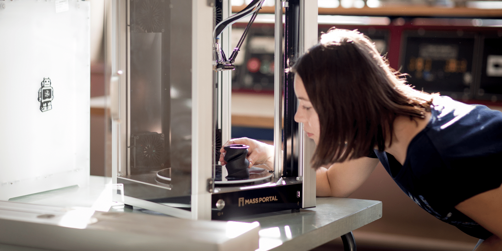 Taxe d'apprentissage - photographie d'une élève-ingénieure utilisant une imprimante 3D