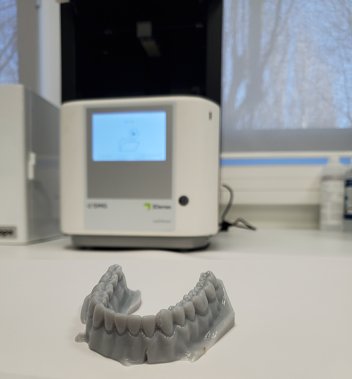 imprimante 3D dentaire prêtée par la société allemande DMG sur le campus EPF de Paris-Cachan