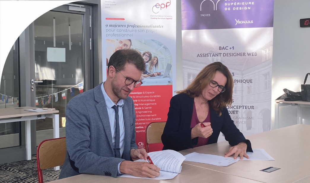Signature de la convention de partenariat entre Julien GARDAN, directeur du campus EPF de Troyes, et Séverine NOMDEDEU, Directrice de la Formation Initiale, de la Communication et des Relations Presse de Y SCHOOLS