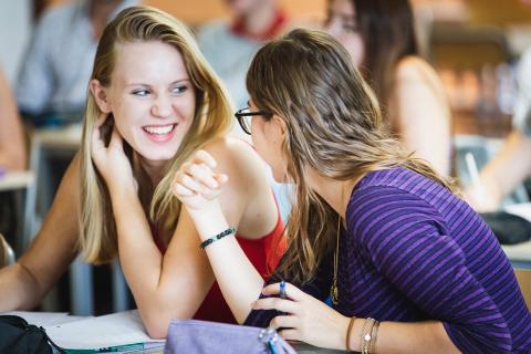 Valeurs de l'EPF - Photographie représentant deux étudiantes riant ensemble